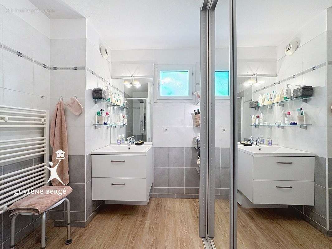 Appartement à UCHAUD