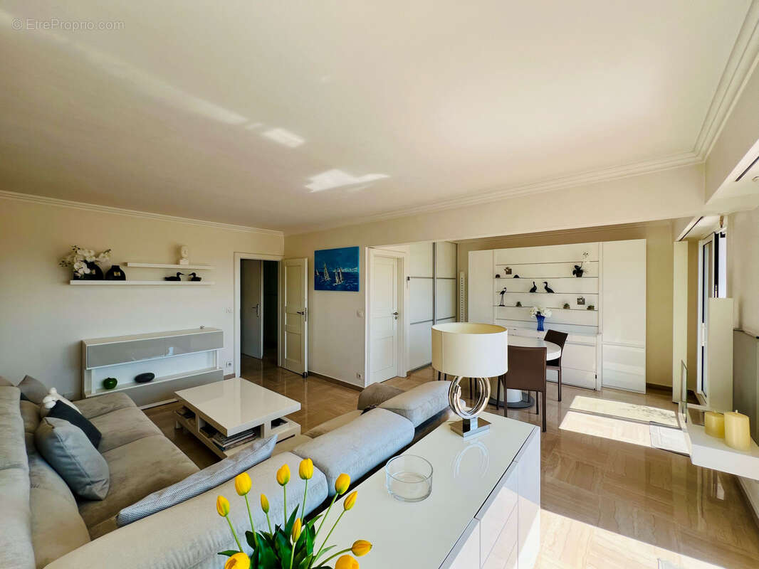 Appartement à SAINT-LAURENT-DU-VAR