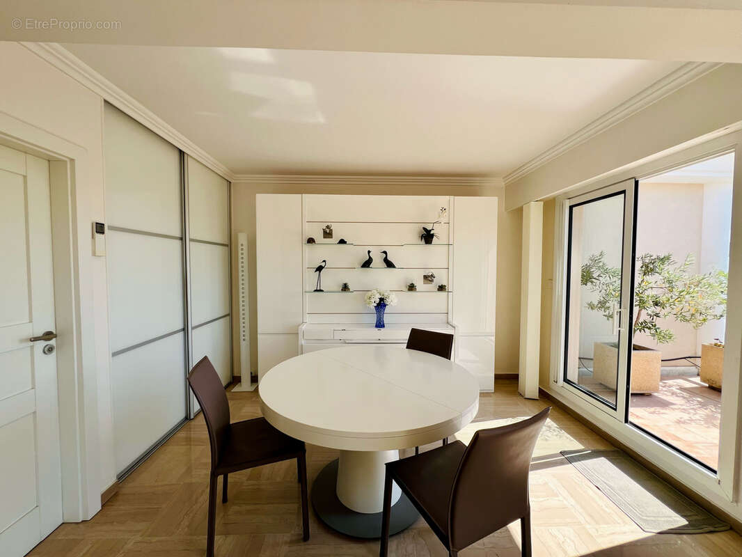 Appartement à SAINT-LAURENT-DU-VAR