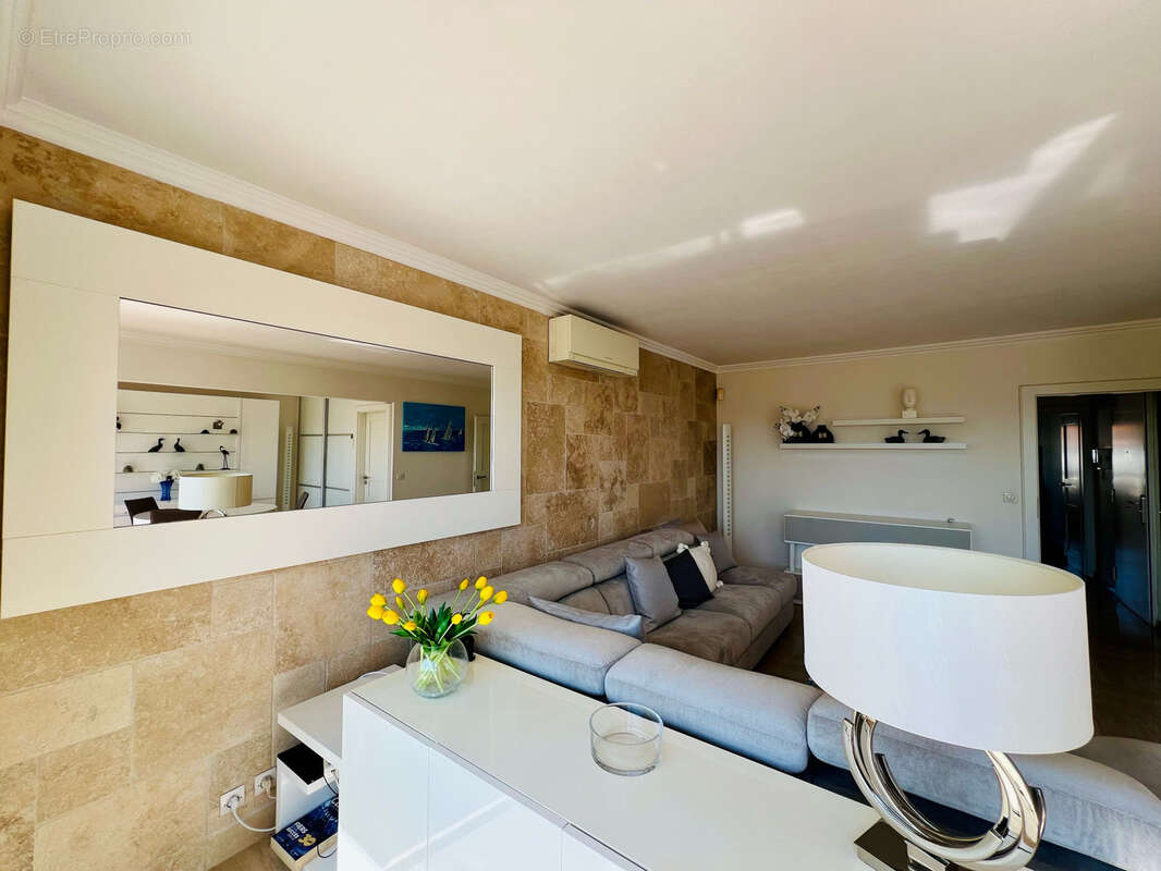 Appartement à SAINT-LAURENT-DU-VAR