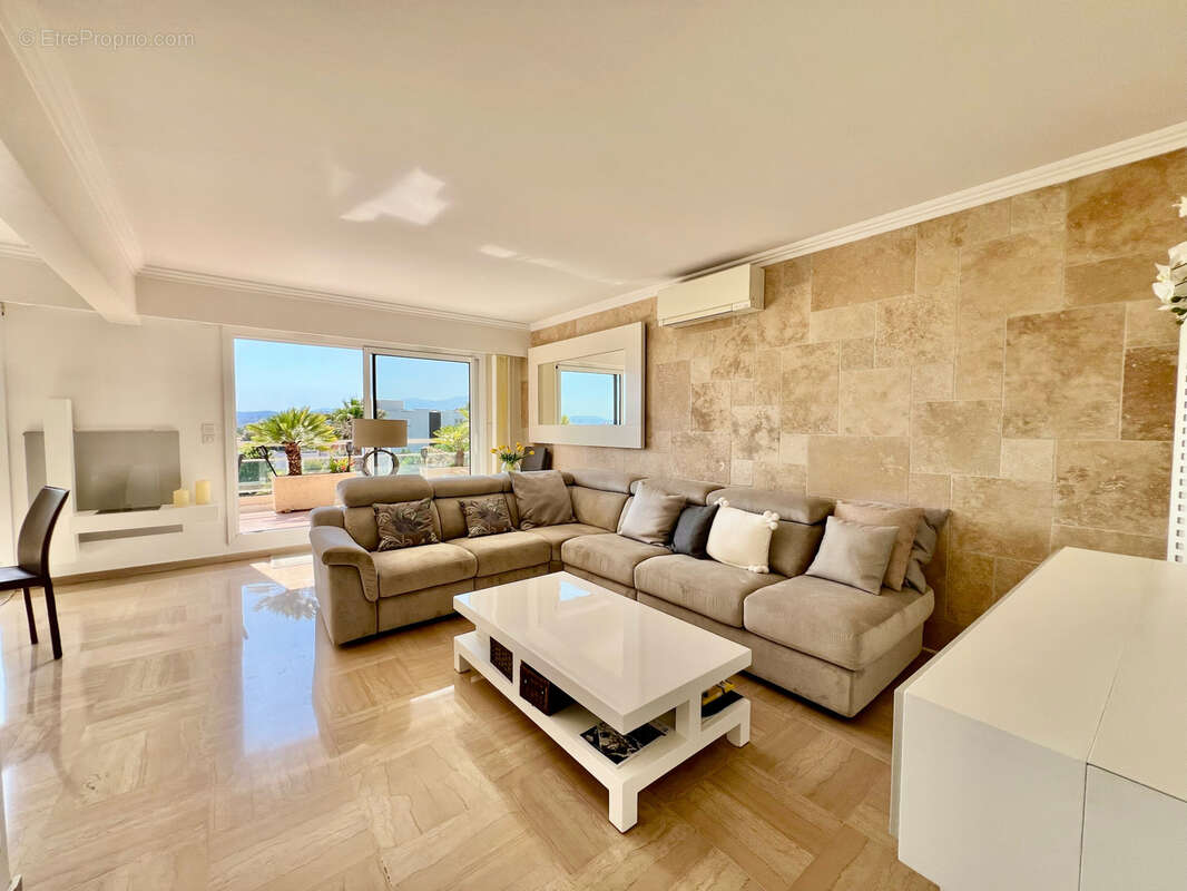 Appartement à SAINT-LAURENT-DU-VAR