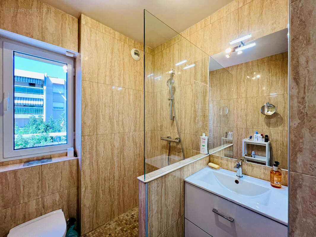 Appartement à SAINT-LAURENT-DU-VAR