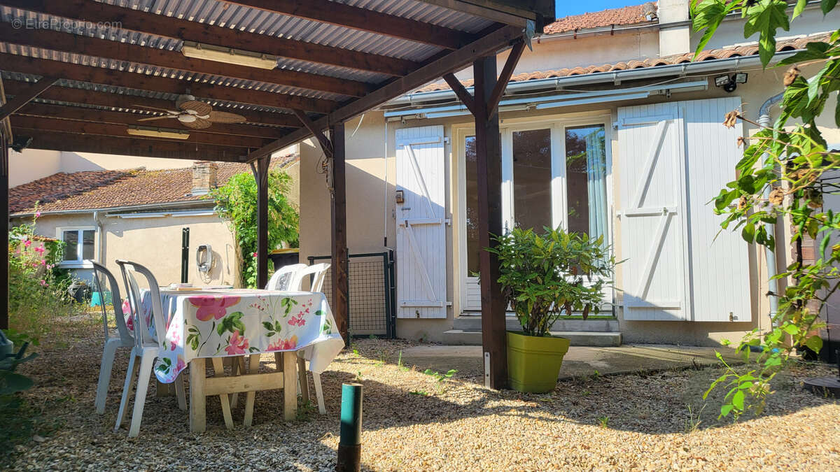 Maison à LUSSAC-LES-CHATEAUX