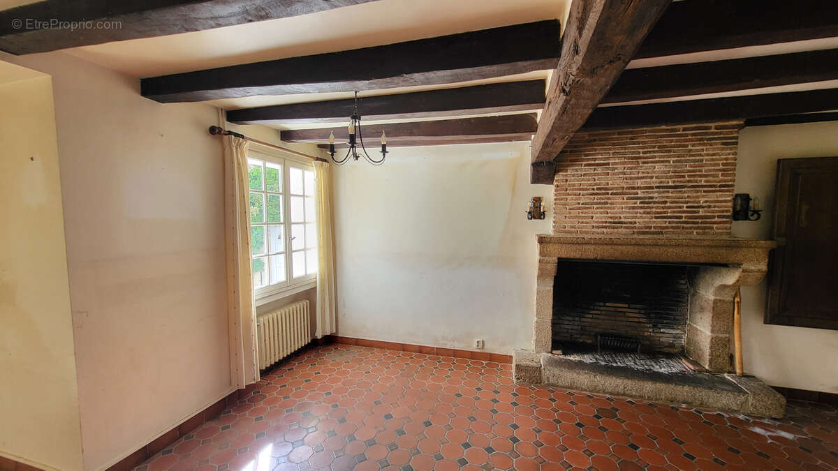 Maison à LUSSAC-LES-CHATEAUX