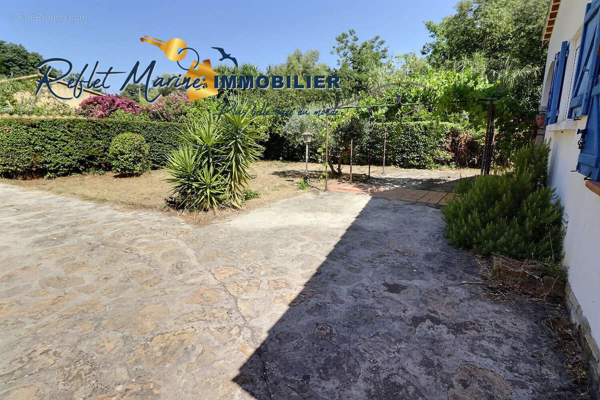 Maison à SAINT-CYR-SUR-MER