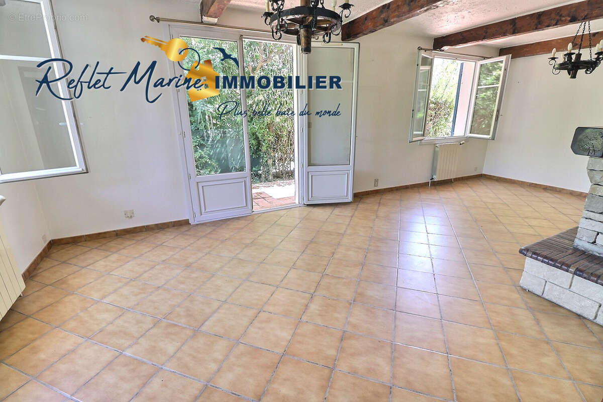 Maison à SAINT-CYR-SUR-MER