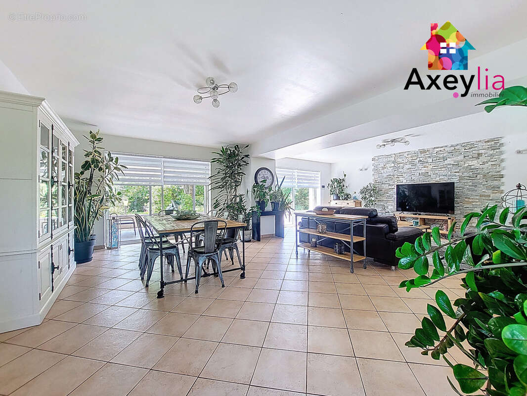 Maison à SAINT-GERMAIN-LESPINASSE