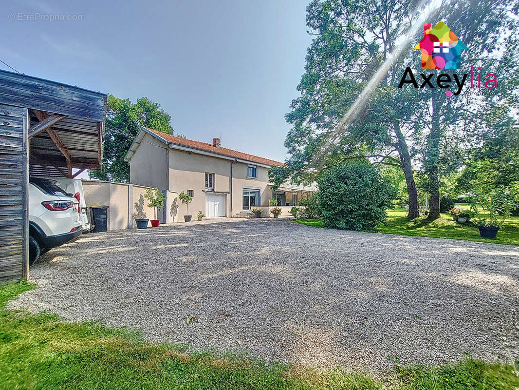 Maison à SAINT-GERMAIN-LESPINASSE