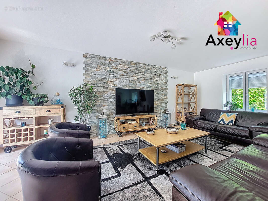 Maison à SAINT-GERMAIN-LESPINASSE