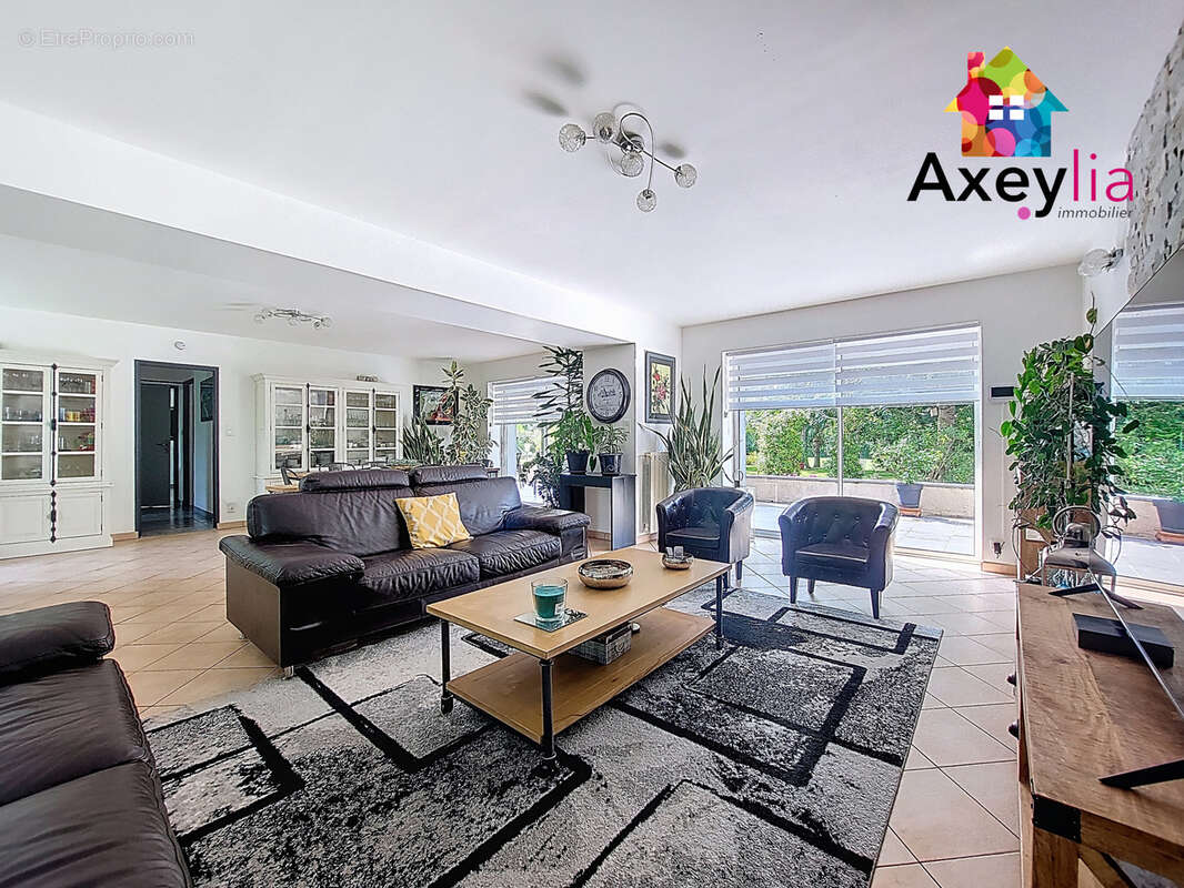 Maison à SAINT-GERMAIN-LESPINASSE