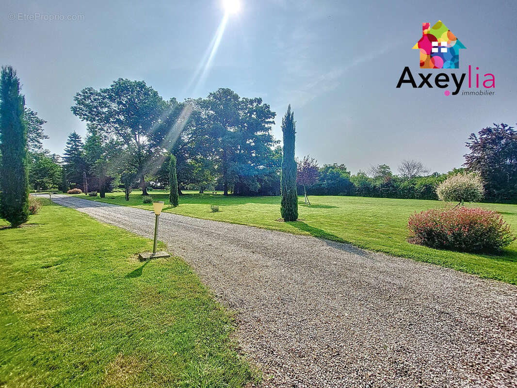 Maison à SAINT-GERMAIN-LESPINASSE