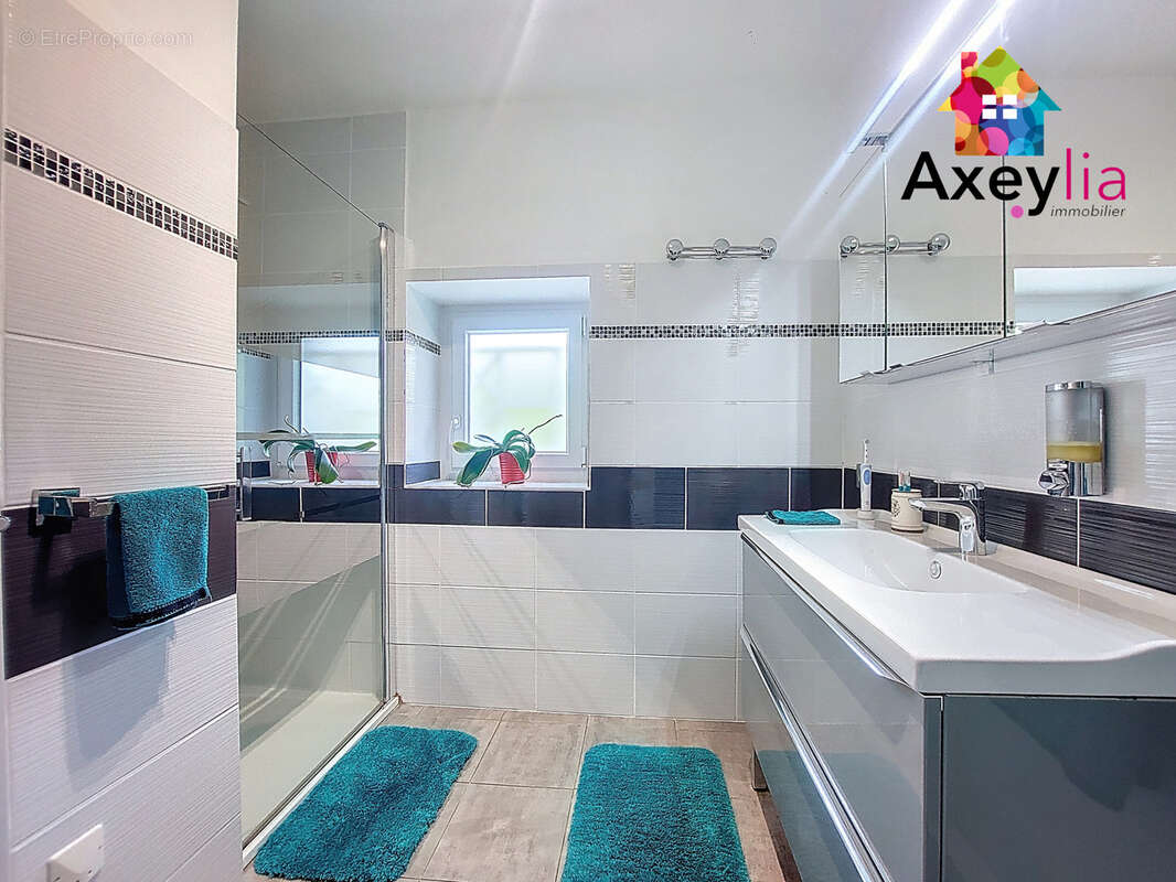 Maison à SAINT-GERMAIN-LESPINASSE