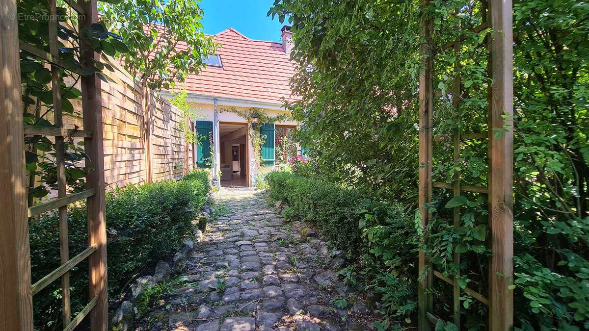 Maison à AIX-EN-ISSART