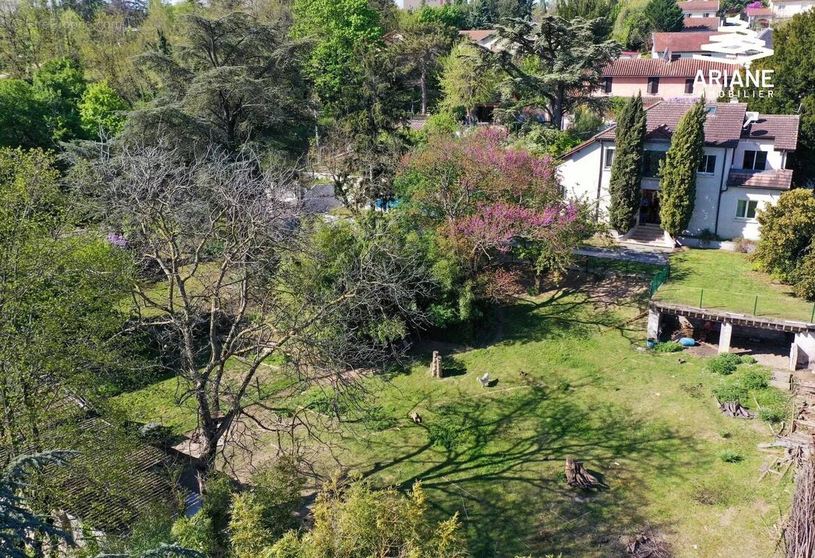 Terrain à VENISSIEUX