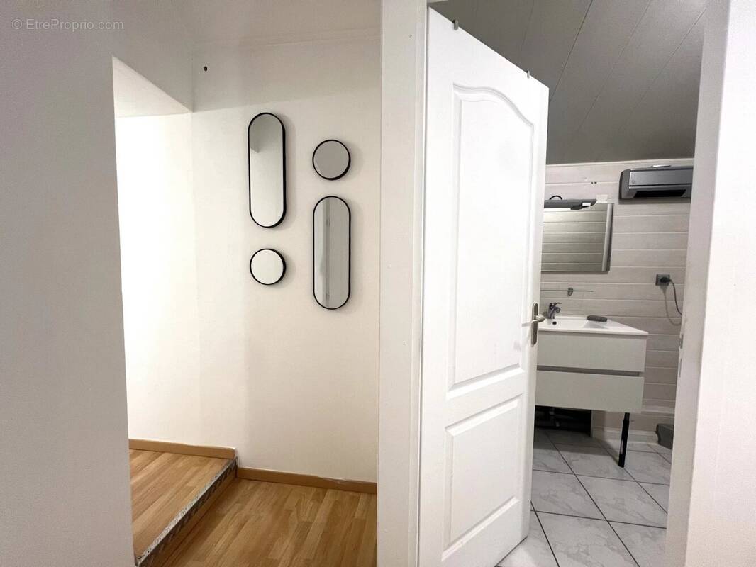 Appartement à SAINT-JULIEN-LES-ROSIERS