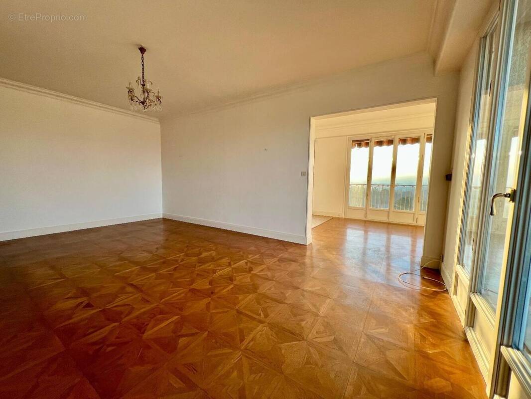   - Appartement à AVRILLE