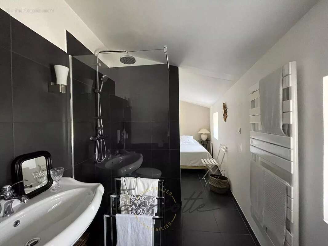 Maison à ALBA-LA-ROMAINE