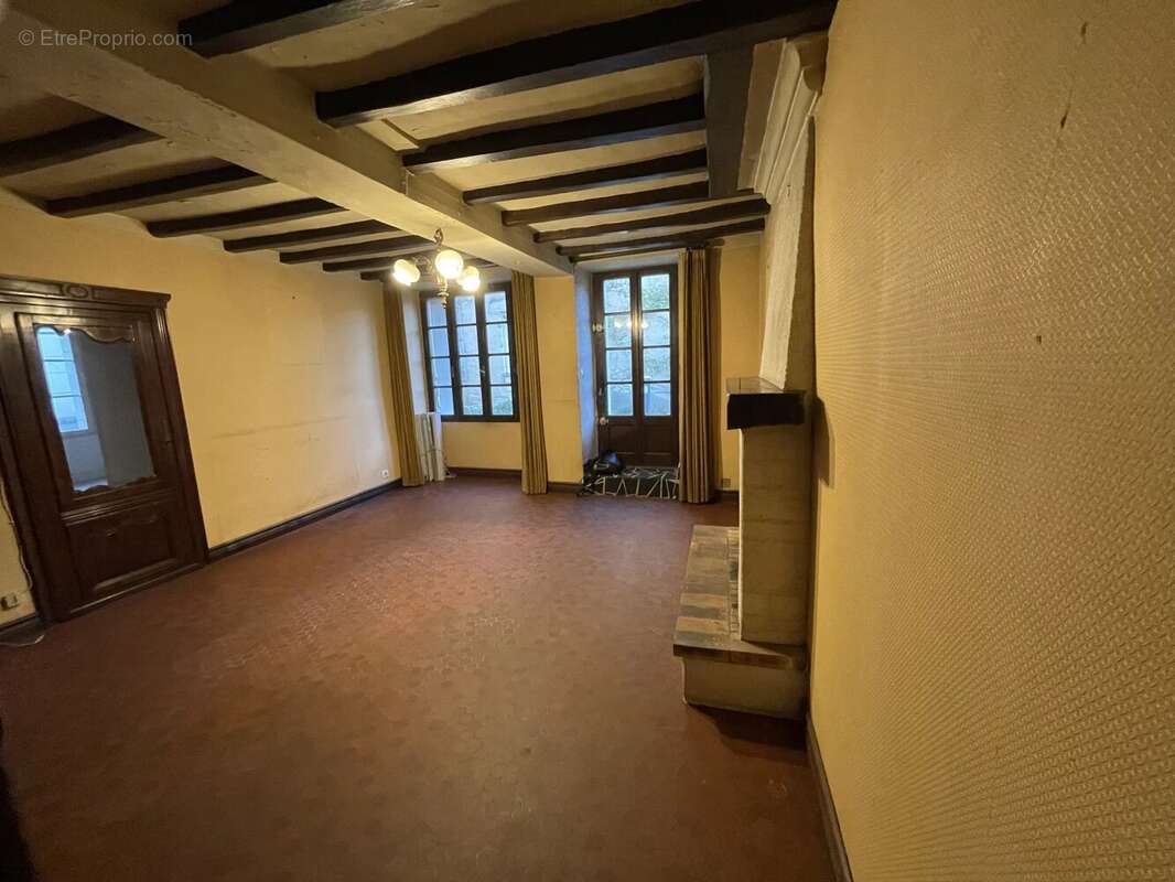 Maison à LE PUY-NOTRE-DAME