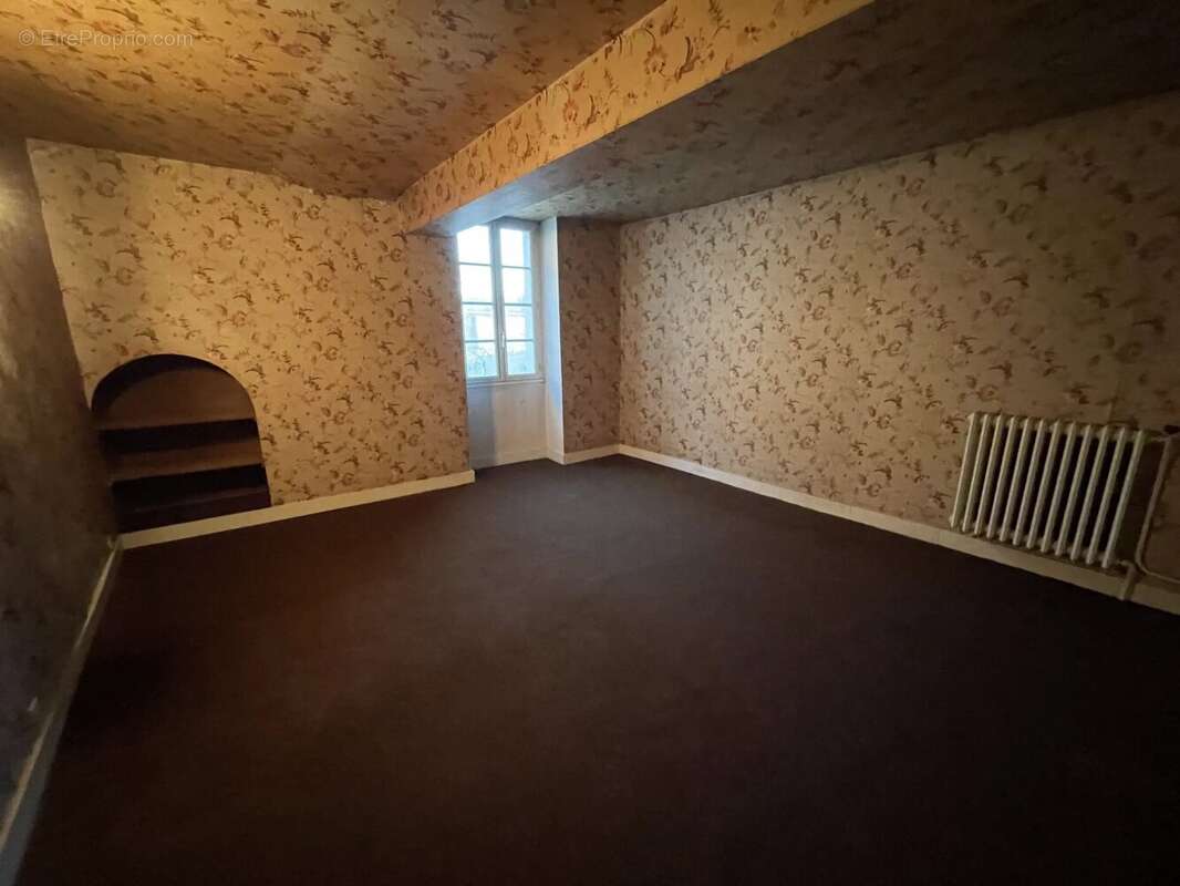 Maison à LE PUY-NOTRE-DAME