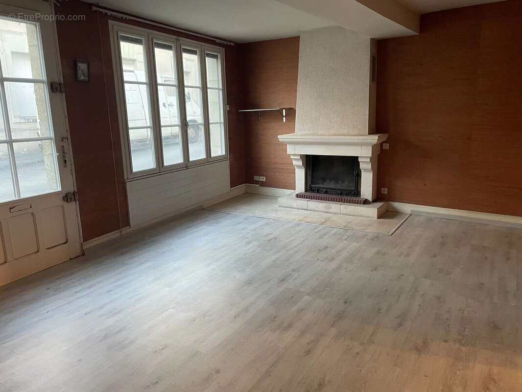 Maison à LE PUY-NOTRE-DAME