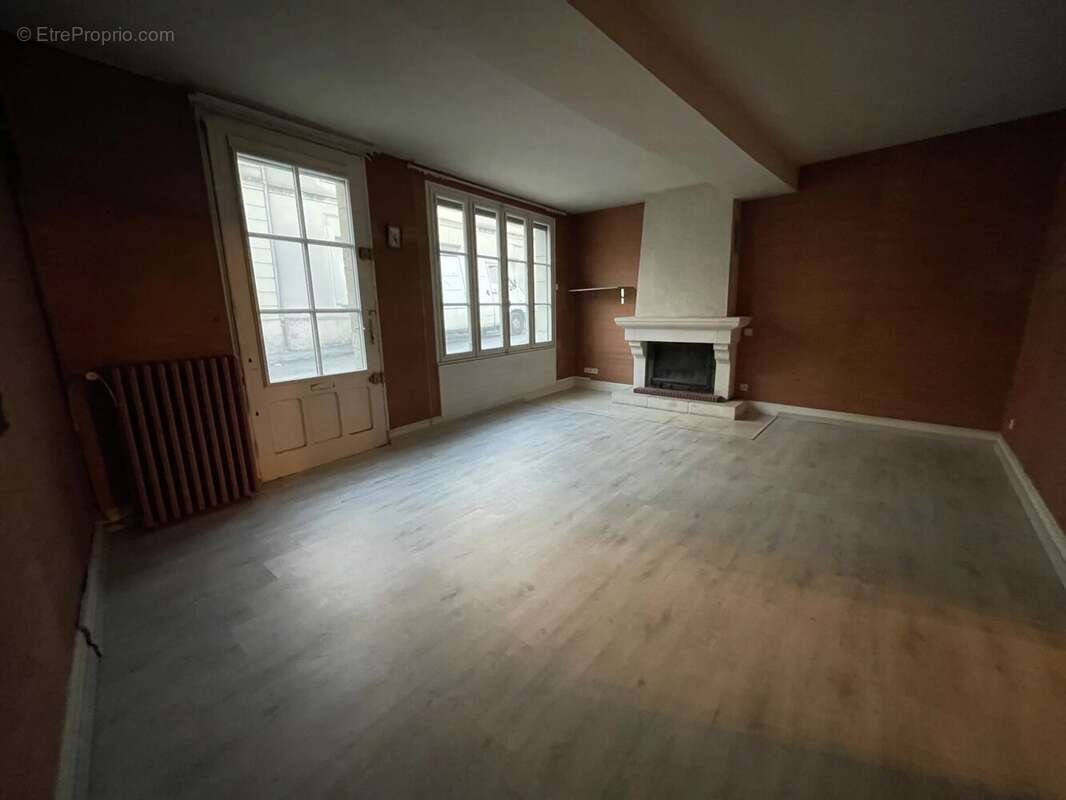 Maison à LE PUY-NOTRE-DAME