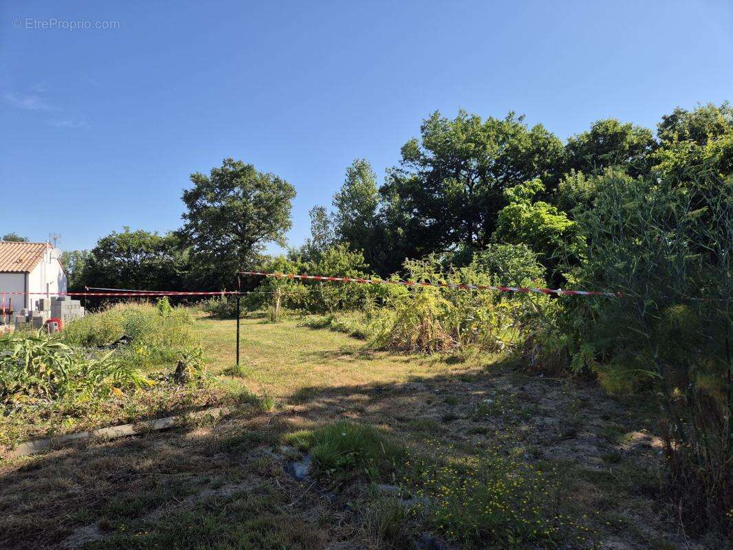 Terrain à GROSBREUIL
