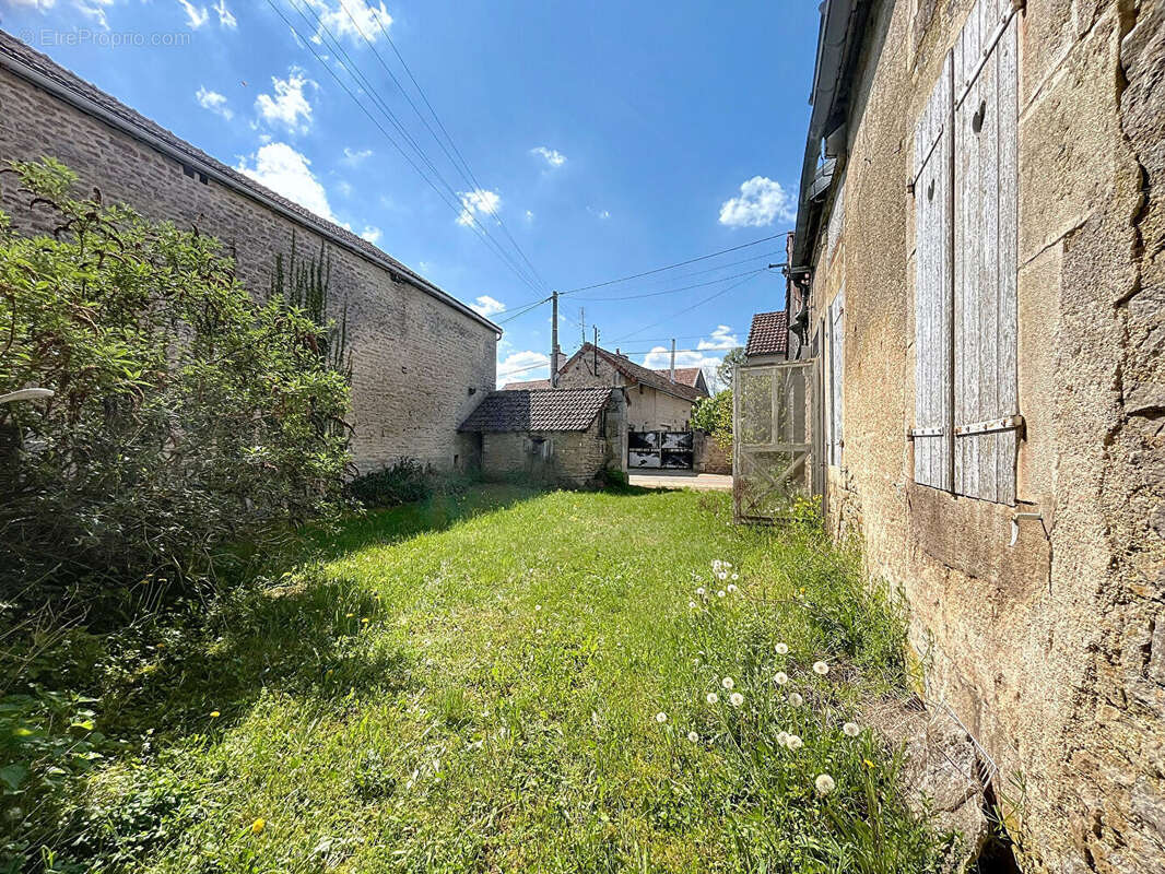 Maison à FRAIGNOT-ET-VESVROTTE