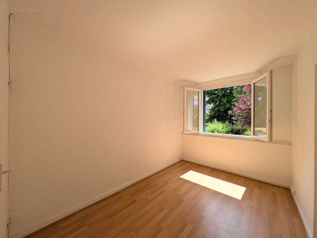 Appartement à LES CLAYES-SOUS-BOIS