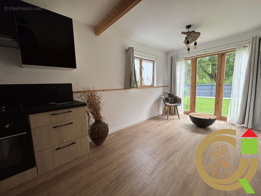 Maison à LA MADELAINE-SOUS-MONTREUIL