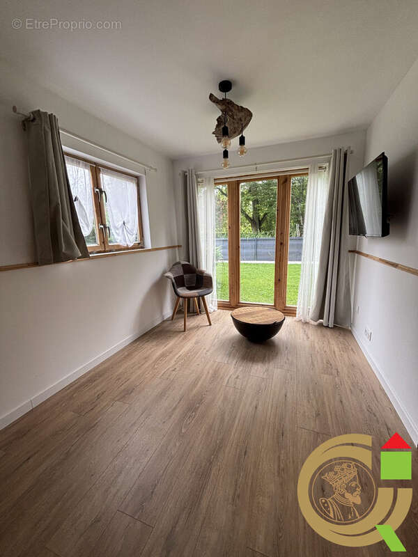 Maison à LA MADELAINE-SOUS-MONTREUIL