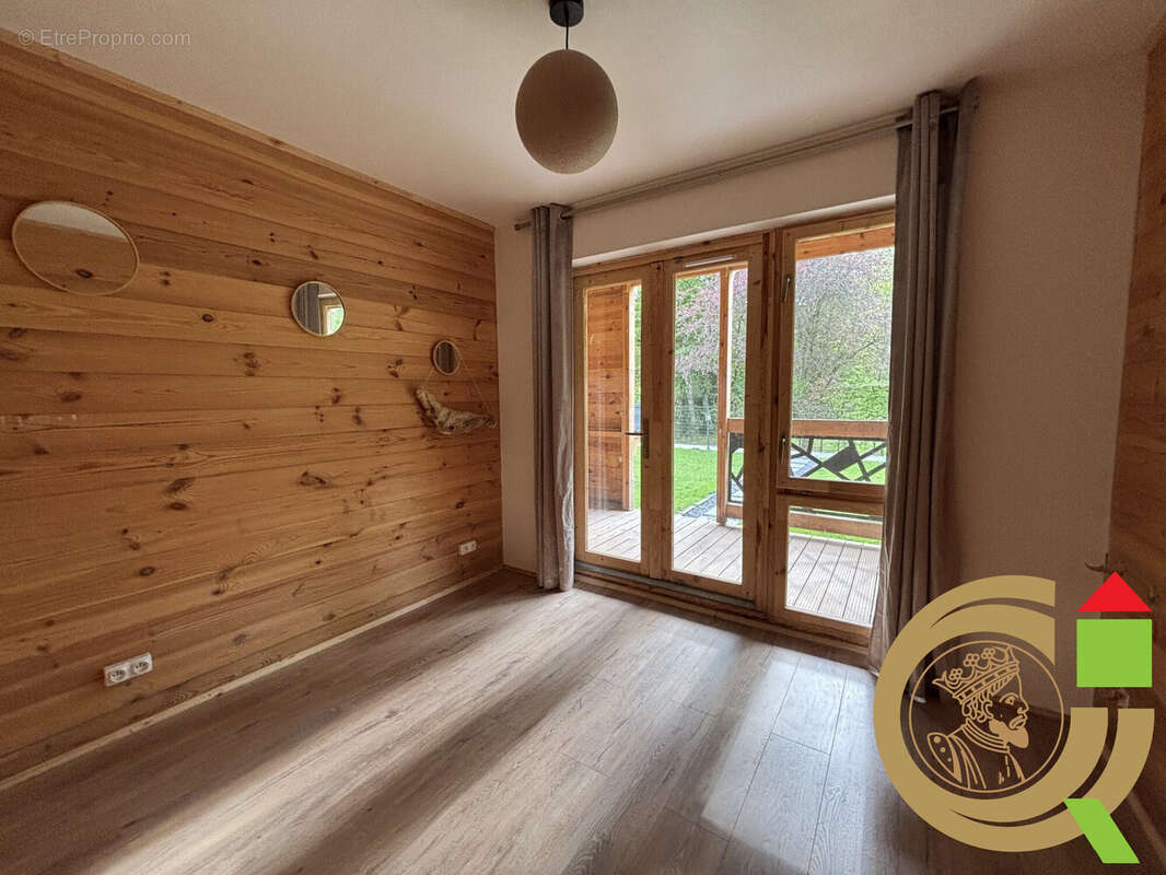 Maison à LA MADELAINE-SOUS-MONTREUIL