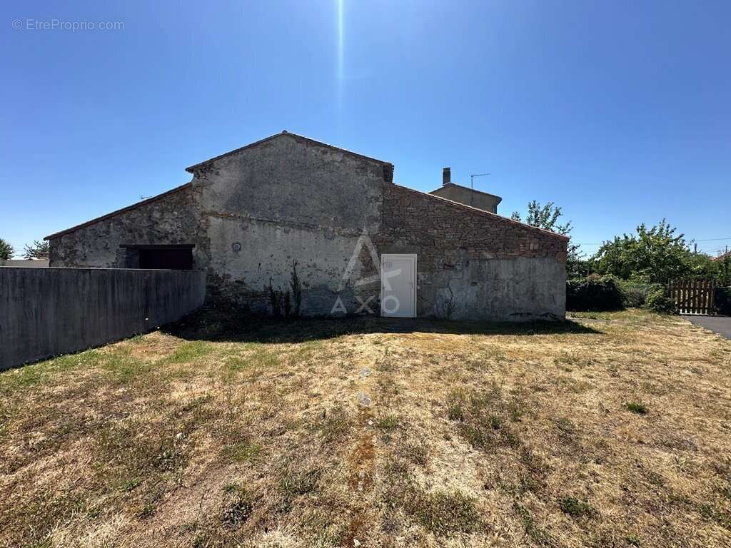 Maison à LES LANDES-GENUSSON