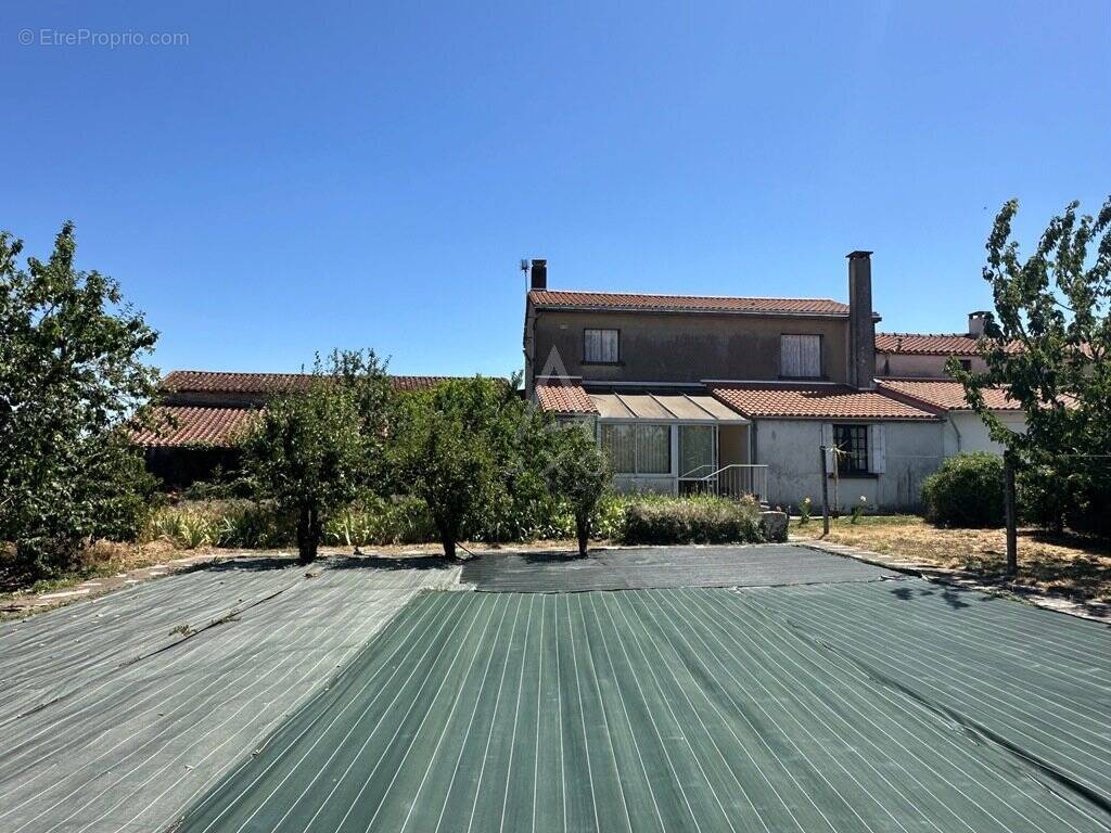 Maison à LES LANDES-GENUSSON