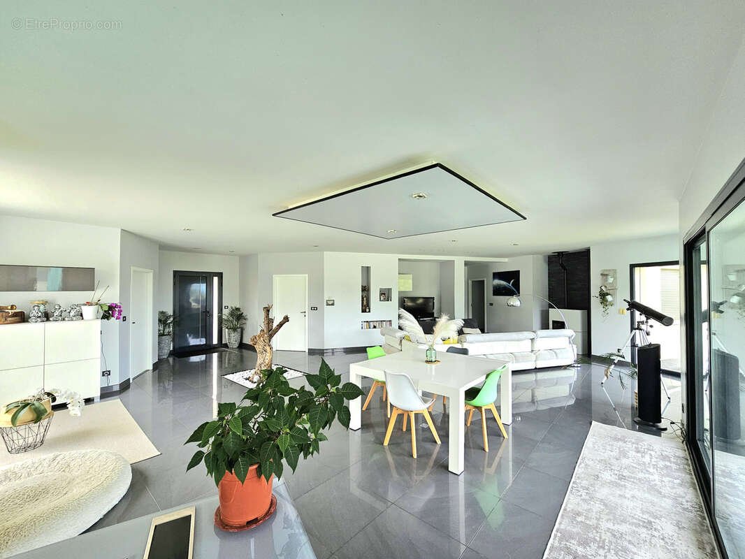 Maison à LA TOUR-DU-PIN