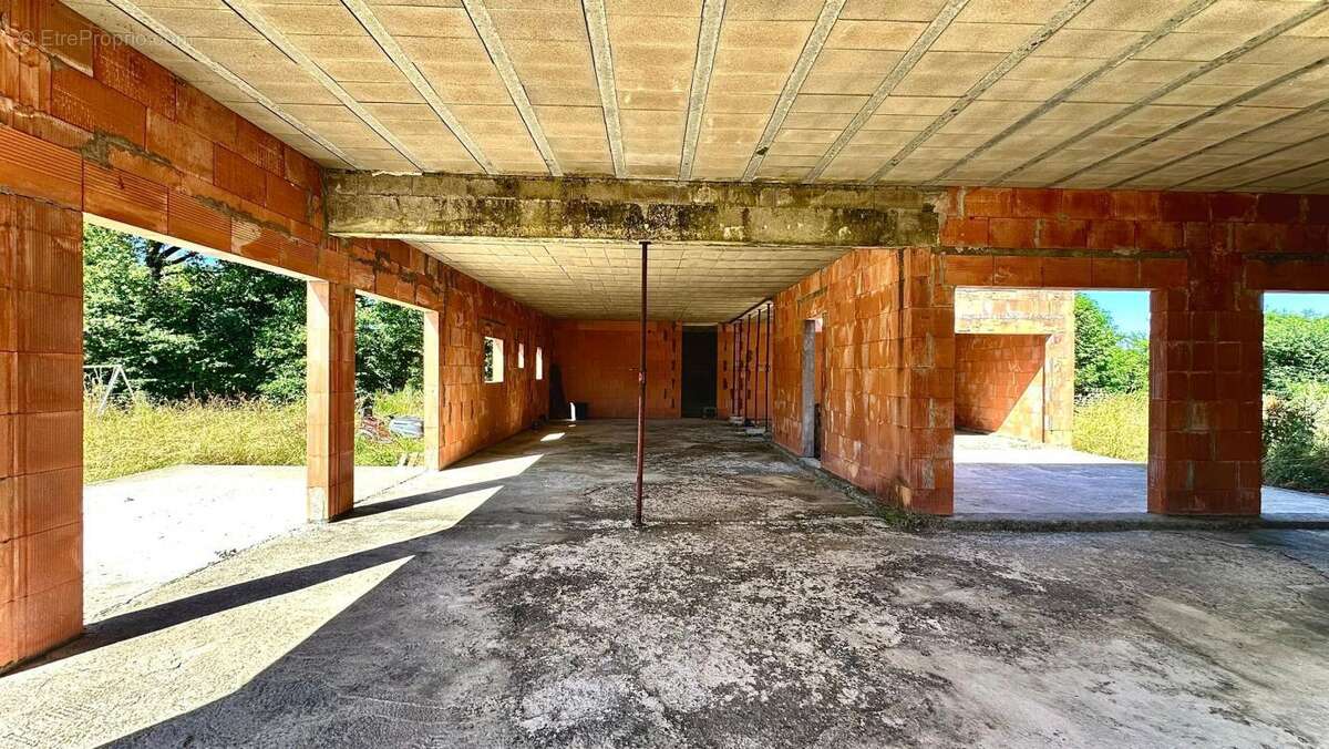 Maison à SALLES-CURAN