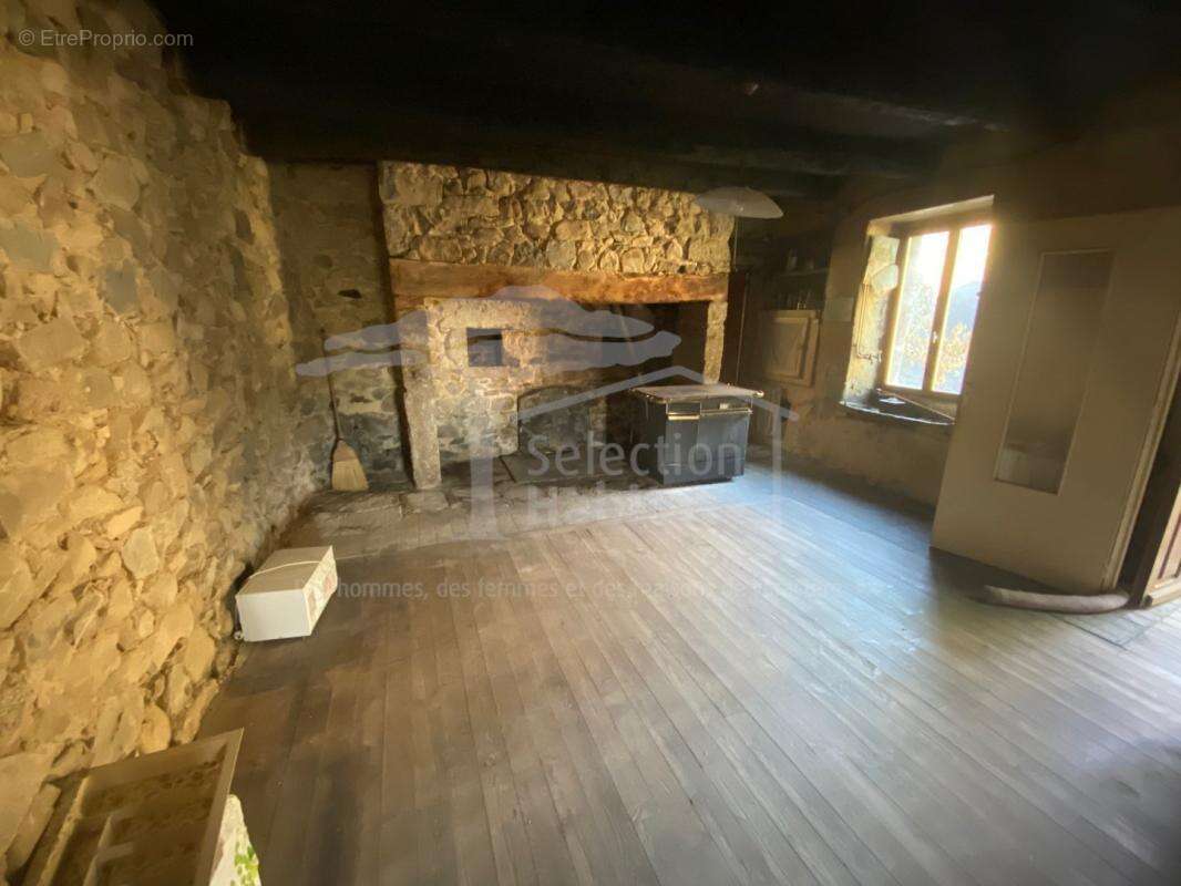 Maison à ENTRAYGUES-SUR-TRUYERE