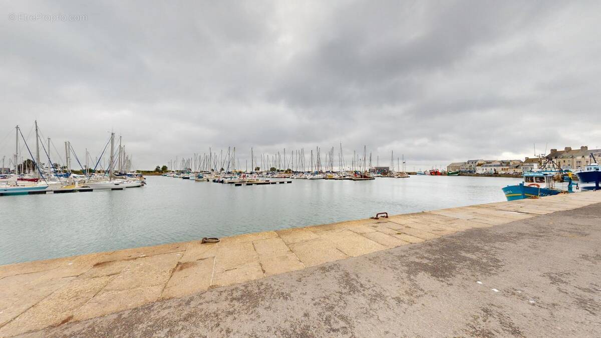 Commerce à SAINT-VAAST-LA-HOUGUE