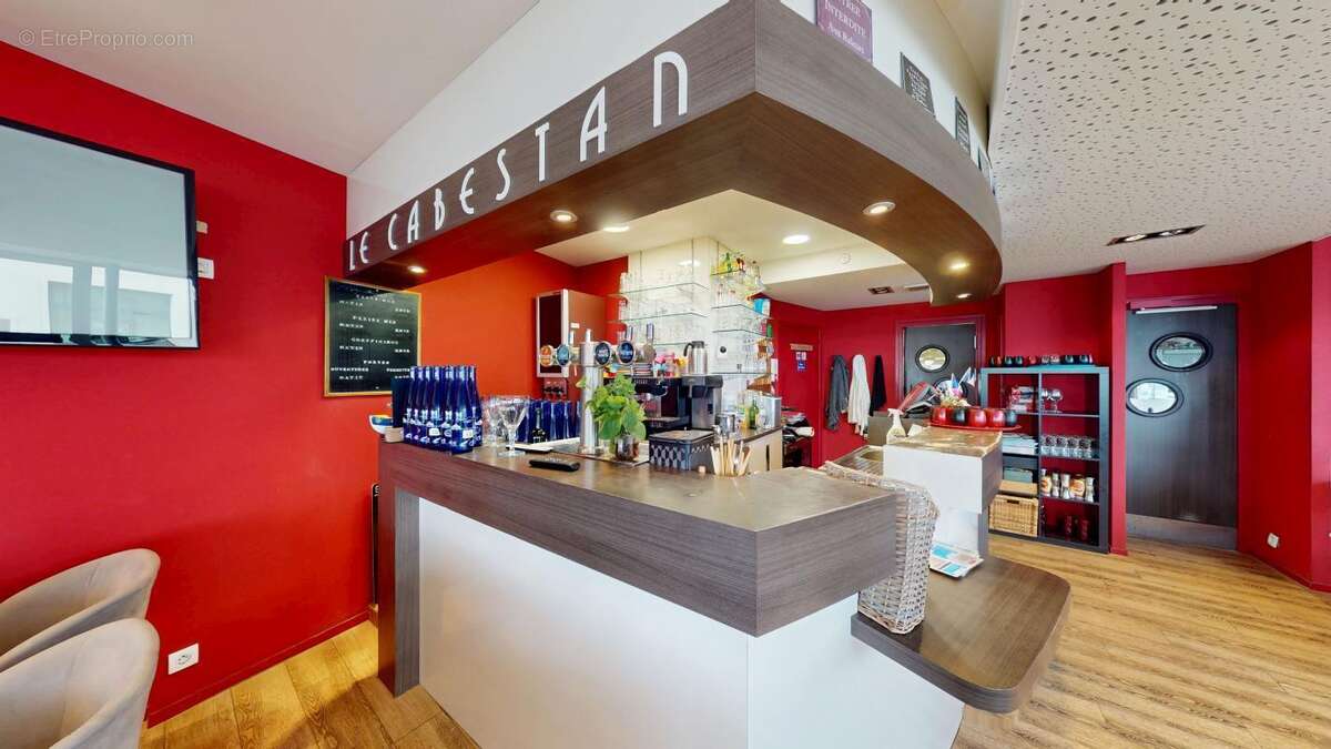 Commerce à SAINT-VAAST-LA-HOUGUE