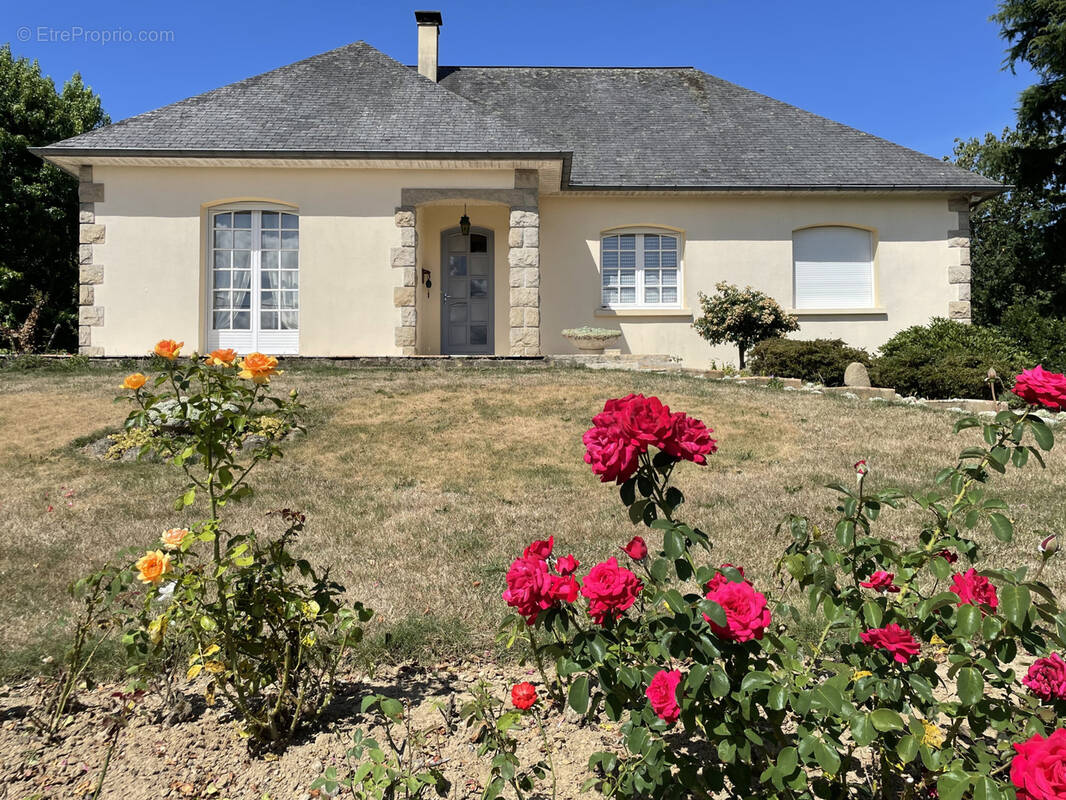 Maison à SAINT-GEORGES-BUTTAVENT