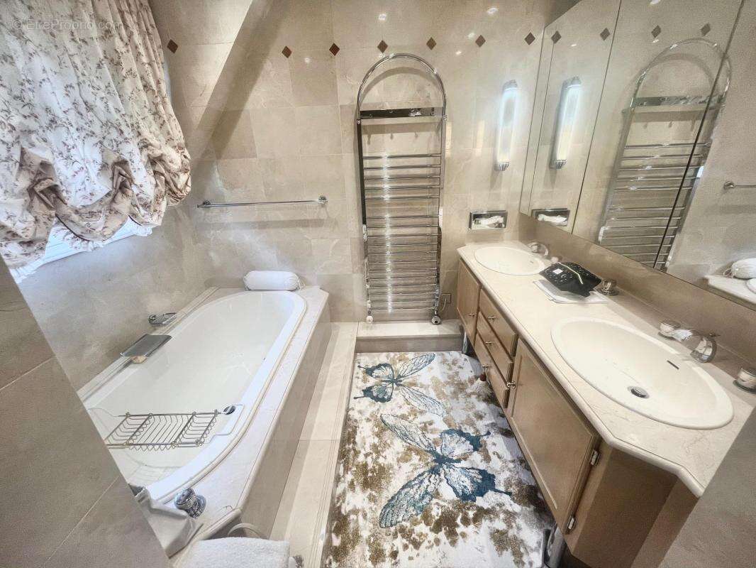 Maison à AVESNES-SUR-HELPE