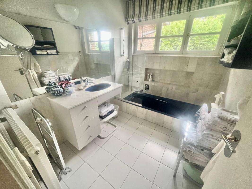 Maison à AVESNES-SUR-HELPE