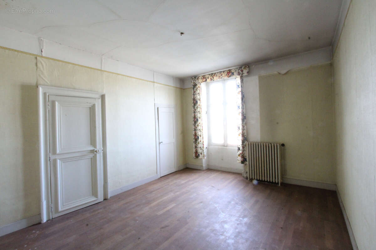 Maison à MARSEILLES-LES-AUBIGNY