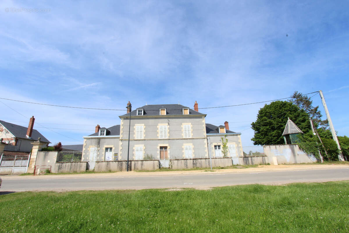 Maison à MARSEILLES-LES-AUBIGNY
