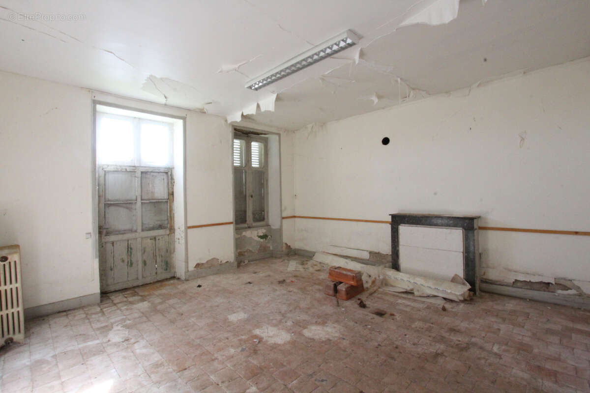 Maison à MARSEILLES-LES-AUBIGNY