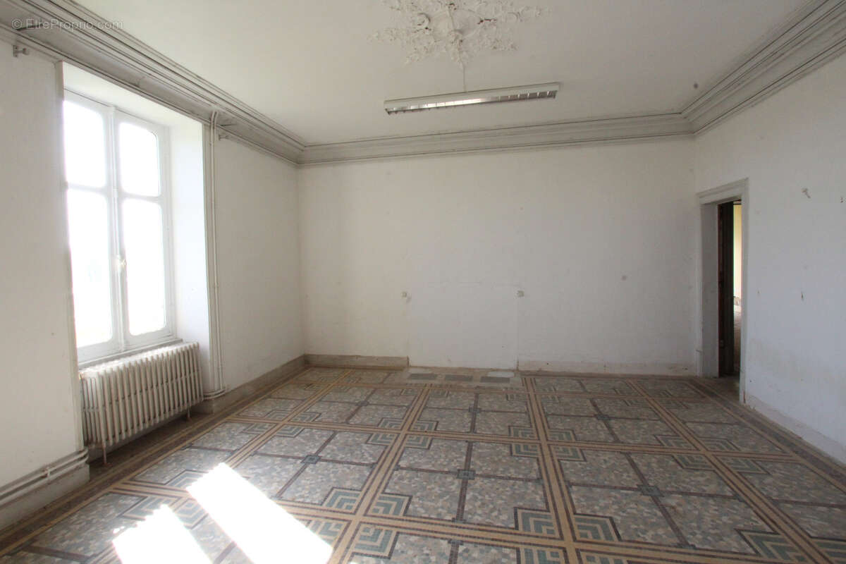 Maison à MARSEILLES-LES-AUBIGNY