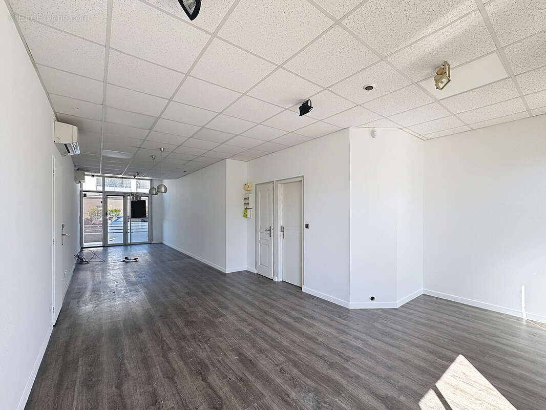 Commerce à SAINT-LAURENT-DE-MURE