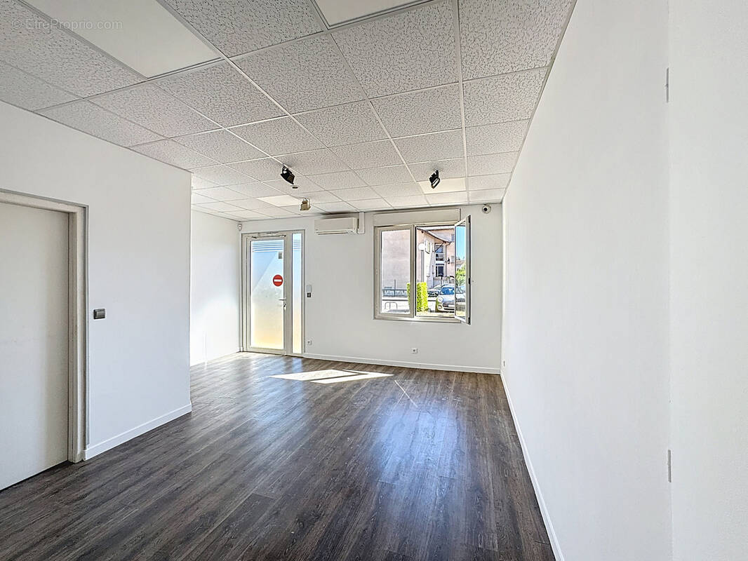 Commerce à SAINT-LAURENT-DE-MURE