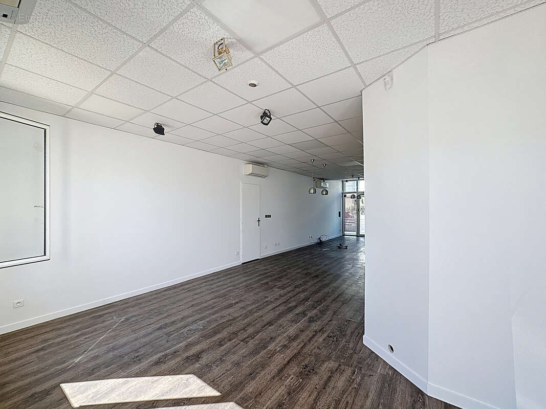 Commerce à SAINT-LAURENT-DE-MURE