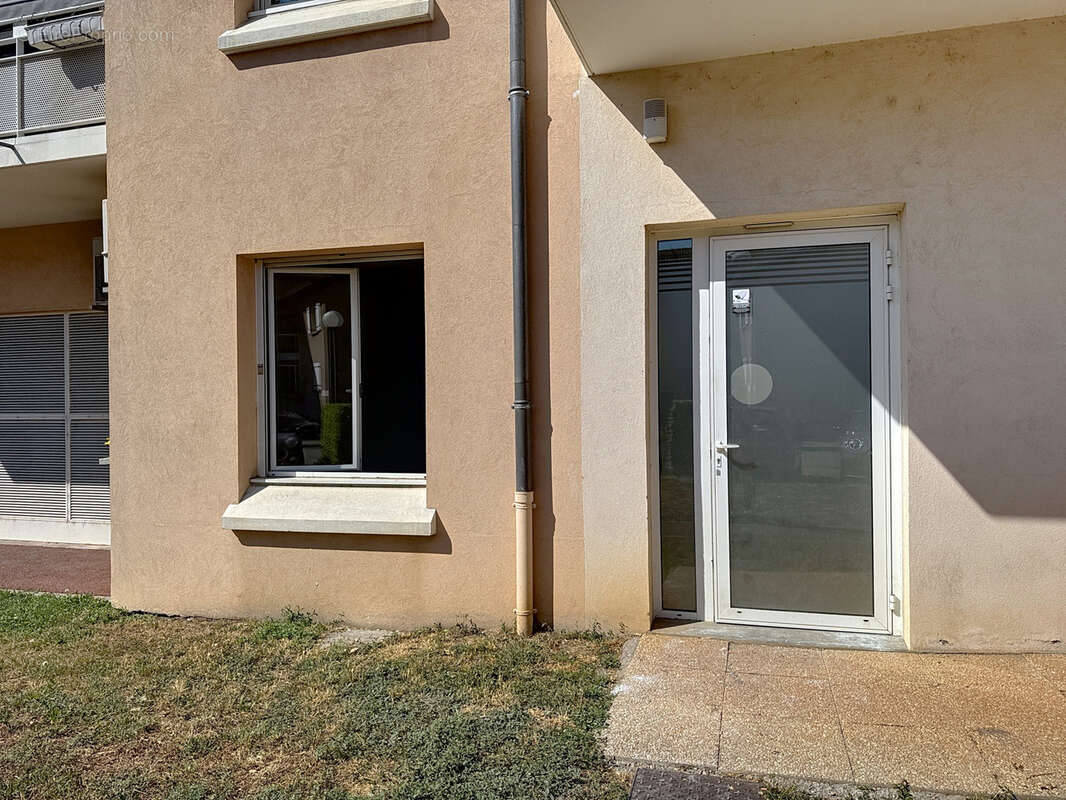 Commerce à SAINT-LAURENT-DE-MURE