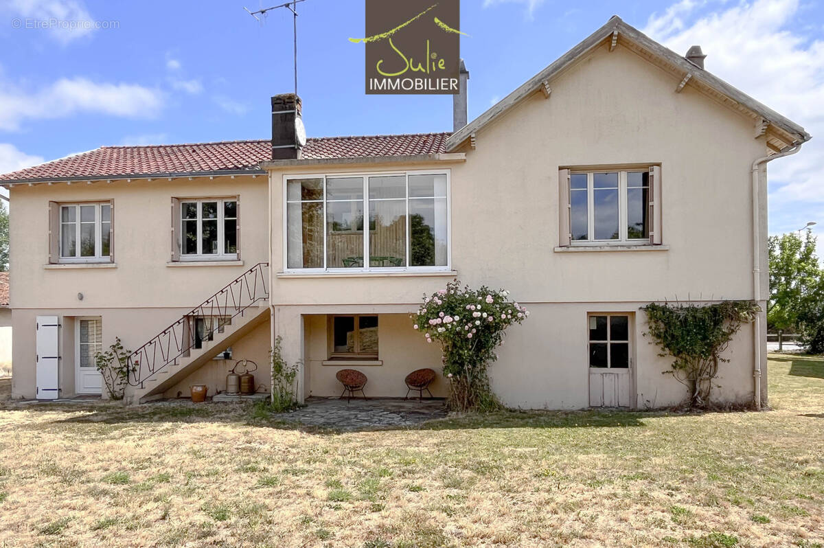 Maison à MONCOUTANT